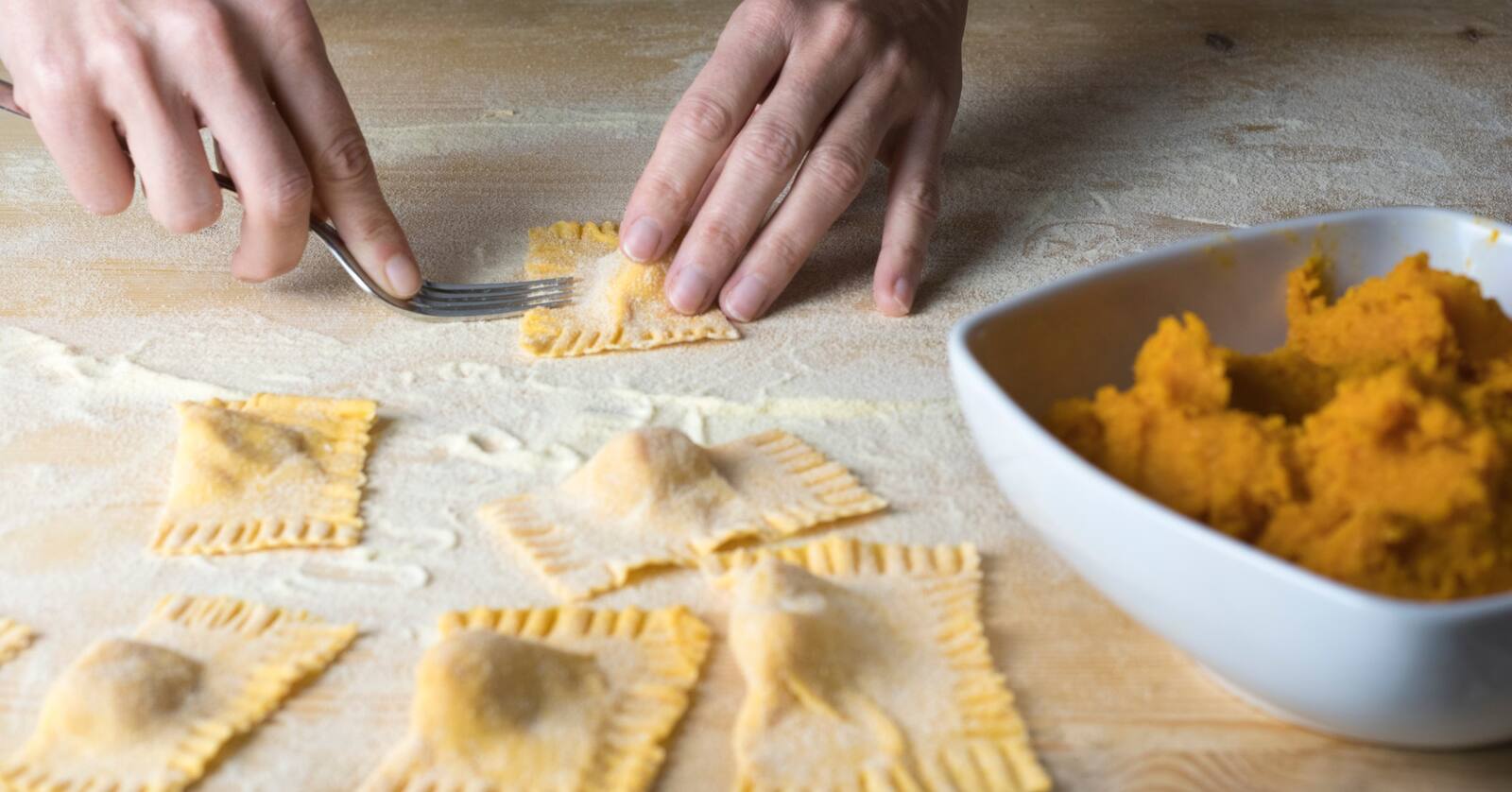Ravioli fatti a mano con ripieno di zucca