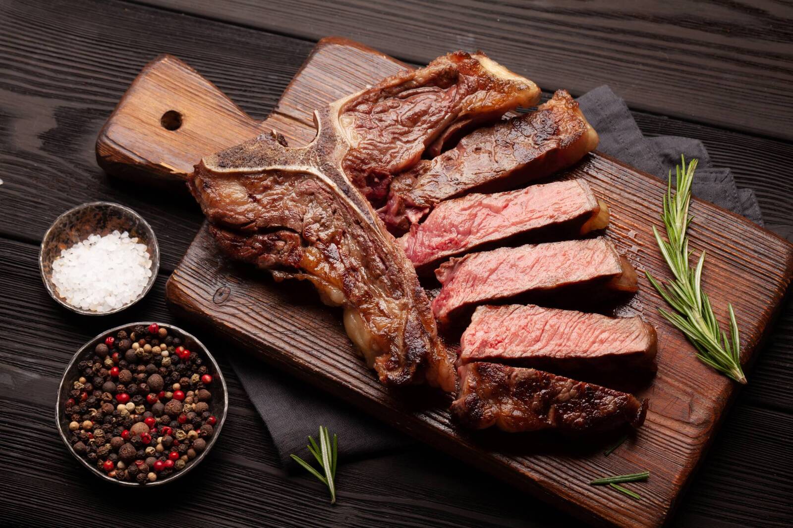 T-bone alla brace tagliata a fette, cottura al sangue