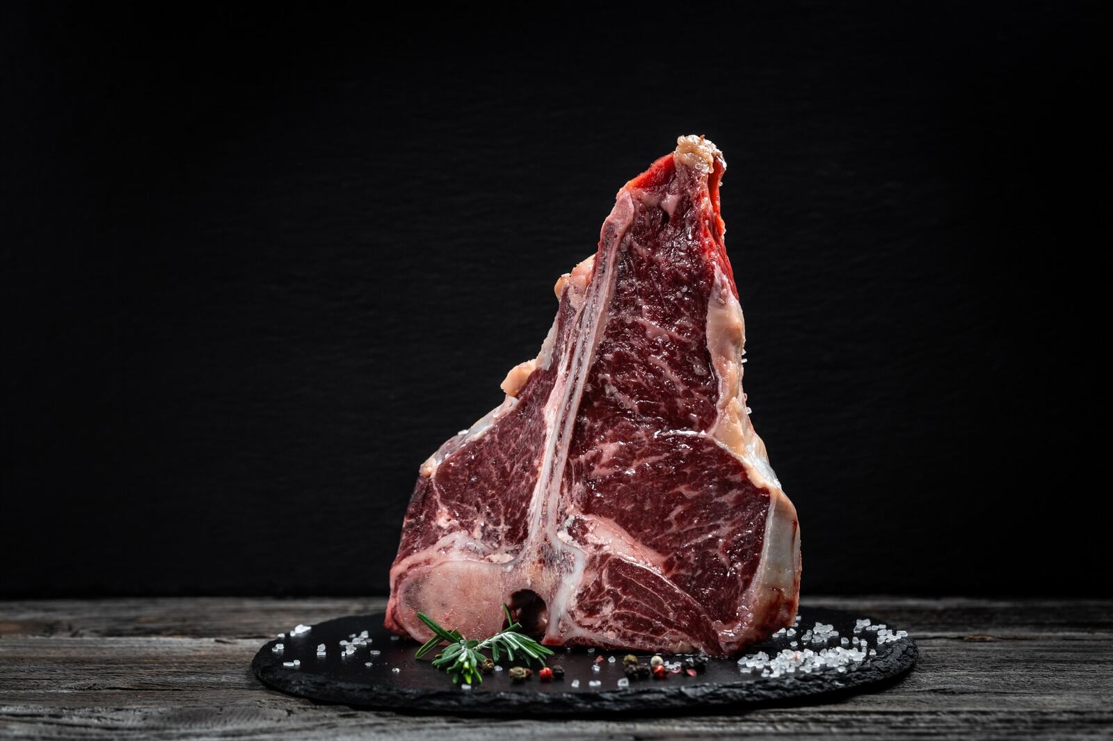 T-bone cruda con l'osso a forma di T
